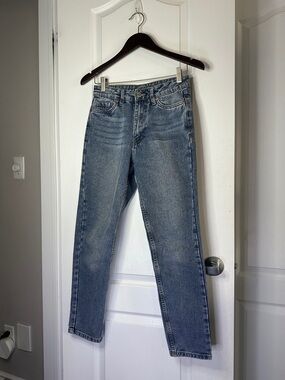 Aeropostale Mom High-Waist Jeans Sz 0 straight rise 11” inseam 28.5” waist 14.5”